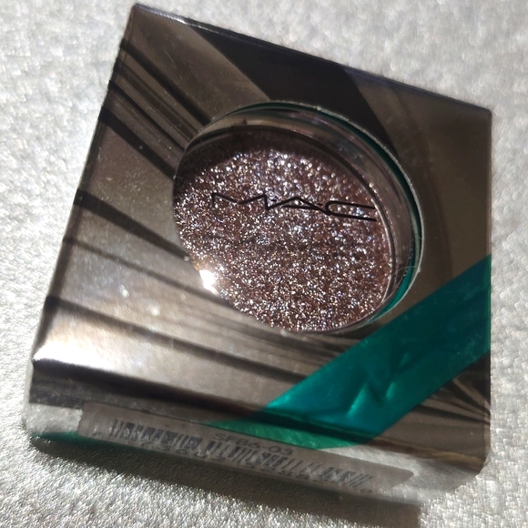 ❇️🧚‍♀️JOY TO MAC RARE Cosmetics Shiny Pretty Eyeshadow NWT - Picture 7 of 8
